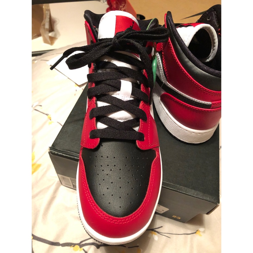 Chicago Black Toe Jordan Mid 1